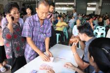 เทศบาลนครแม่สอดจ่ายเงินสงเคราะห์เพื่อการยังชีพของผู้สูงอายุและผู้พิการที่อยู่ในเขตเทศบาลนครแม่สอด ประจำเดือน ธันวาคม 2560