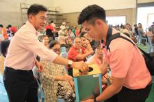 เทศบาลนครแม่สอดจ่ายเงินสงเคราะห์เพื่อการยังชีพของผู้สูงอายุและผู้พิการที่อยู่ในเขตเทศบาลนครแม่สอด ประจำเดือน ธันวาคม 2560