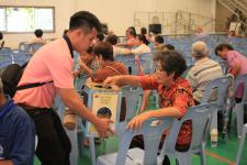 เทศบาลนครแม่สอดจ่ายเงินสงเคราะห์เพื่อการยังชีพของผู้สูงอายุและผู้พิการที่อยู่ในเขตเทศบาลนครแม่สอด ประจำเดือน ธันวาคม 2560