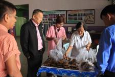 เทศบาลนครแม่สอด แจกเบี้ยยังชีพผู้สูงอายุและผู้พิการ ประจำเดือน มีนาคม 2561