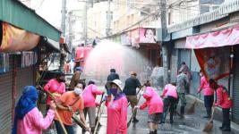 ทน.แม่สอดล้างตลาดสดนครแม่สอดต้านโควิด-19