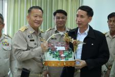 ดร.เทอดเกียรติ ชินสรนันท์ นายกเทศมนตรีนครแม่สอด อวยพรเนื่องในโอกาสวันขึ้นปีใหม่พุทธศักราช ๒๕๕๙ แด่นายสมชัยฐ์ หทยะตันย์ติ ผู้ว่าราชการจังหวัดตาก