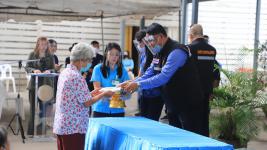 ทน.แม่สอดมอบเงินช่วยเหลือผู้ประสบสภาวะยากลำบากจากสถานการณ์โควิด-19 รอบที่ 3 และมอบเฟสชิว หน้ากากอนามัย ให้สถานศึกษา วัด มัสยิดในเขตเทศบาลนครแม่สอด