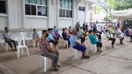 ทน.แม่สอดมอบเงินช่วยเหลือผู้ประสบสภาวะยากลำบากจากสถานการณ์โควิด-19 รอบที่ 3 และมอบเฟสชิว หน้ากากอนามัย ให้สถานศึกษา วัด มัสยิดในเขตเทศบาลนครแม่สอด