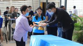 ทน.แม่สอดมอบเงินช่วยเหลือผู้ประสบสภาวะยากลำบากจากสถานการณ์โควิด-19 รอบที่ 3 และมอบเฟสชิว หน้ากากอนามัย ให้สถานศึกษา วัด มัสยิดในเขตเทศบาลนครแม่สอด