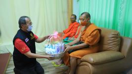 ทน.แม่สอดมอบเงินช่วยเหลือผู้ประสบสภาวะยากลำบากจากสถานการณ์โควิด-19 รอบที่ 3 และมอบเฟสชิว หน้ากากอนามัย ให้สถานศึกษา วัด มัสยิดในเขตเทศบาลนครแม่สอด