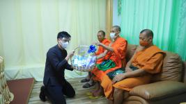 ทน.แม่สอดมอบเงินช่วยเหลือผู้ประสบสภาวะยากลำบากจากสถานการณ์โควิด-19 รอบที่ 3 และมอบเฟสชิว หน้ากากอนามัย ให้สถานศึกษา วัด มัสยิดในเขตเทศบาลนครแม่สอด