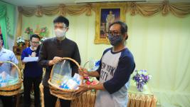 ทน.แม่สอดมอบเงินช่วยเหลือผู้ประสบสภาวะยากลำบากจากสถานการณ์โควิด-19 รอบที่ 3 และมอบเฟสชิว หน้ากากอนามัย ให้สถานศึกษา วัด มัสยิดในเขตเทศบาลนครแม่สอด