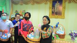 ทน.แม่สอดมอบเงินช่วยเหลือผู้ประสบสภาวะยากลำบากจากสถานการณ์โควิด-19 รอบที่ 3 และมอบเฟสชิว หน้ากากอนามัย ให้สถานศึกษา วัด มัสยิดในเขตเทศบาลนครแม่สอด