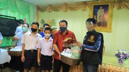 ทน.แม่สอดมอบเงินช่วยเหลือผู้ประสบสภาวะยากลำบากจากสถานการณ์โควิด-19 รอบที่ 3 และมอบเฟสชิว หน้ากากอนามัย ให้สถานศึกษา วัด มัสยิดในเขตเทศบาลนครแม่สอด