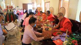 เทศบาลนครแม่สอดร่วมกับชมรมผู้สูงอายุนครแม่สอด ถวายเทียนจำนำพรรษาและผ้าอาบน้ำฝนที่วัดสุนทรีกาวาส (วัดป่าใหม่)