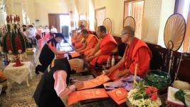 เทศบาลนครแม่สอดร่วมกับชมรมผู้สูงอายุนครแม่สอด ถวายเทียนจำนำพรรษาและผ้าอาบน้ำฝนที่วัดสุนทรีกาวาส (วัดป่าใหม่)