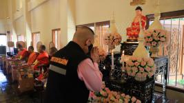 เทศบาลนครแม่สอดร่วมกับชมรมผู้สูงอายุนครแม่สอด ถวายเทียนจำนำพรรษาและผ้าอาบน้ำฝนที่วัดสุนทรีกาวาส (วัดป่าใหม่)