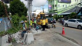 รองนายกเทศมนตรี ควบคุมการติดตั้งสายไฟและเสาไฟในเขตเทศบาล