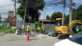 รองนายกเทศมนตรี ควบคุมการติดตั้งสายไฟและเสาไฟในเขตเทศบาล