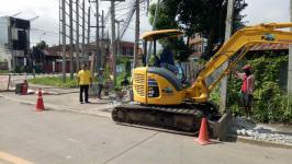 รองนายกเทศมนตรี ควบคุมการติดตั้งสายไฟและเสาไฟในเขตเทศบาล