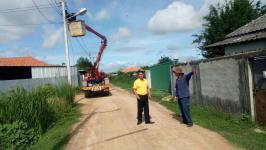 รองนายกเทศมนตรี ควบคุมการติดตั้งสายไฟและเสาไฟในเขตเทศบาล