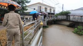 ทน.แม่สอด ลงพื้นที่เตรียมความพร้อมในการป้องกันปัญหาน้ำท่วมในเขตเทศบาล