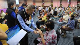 ทน.แม่สอดมอบเงินช่วยเหลือ เยียวยา และชดเชยผู้ประสบสภาวะยากลำบากจากสถานการณ์โรคติดเชื้อไวรัสโคโรนา 2019