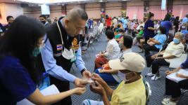 ทน.แม่สอดมอบเงินช่วยเหลือ เยียวยา และชดเชยผู้ประสบสภาวะยากลำบากจากสถานการณ์โรคติดเชื้อไวรัสโคโรนา 2019