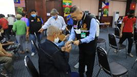 ทน.แม่สอดมอบเงินช่วยเหลือ เยียวยา และชดเชยผู้ประสบสภาวะยากลำบากจากสถานการณ์โรคติดเชื้อไวรัสโคโรนา 2019