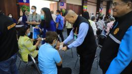 ทน.แม่สอดมอบเงินช่วยเหลือ เยียวยา และชดเชยผู้ประสบสภาวะยากลำบากจากสถานการณ์โรคติดเชื้อไวรัสโคโรนา 2019