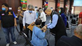 ทน.แม่สอดมอบเงินช่วยเหลือ เยียวยา และชดเชยผู้ประสบสภาวะยากลำบากจากสถานการณ์โรคติดเชื้อไวรัสโคโรนา 2019