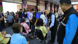 ทน.แม่สอดมอบเงินช่วยเหลือ เยียวยา และชดเชยผู้ประสบสภาวะยากลำบากจากสถานการณ์โรคติดเชื้อไวรัสโคโรนา 2019