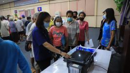 ทน.แม่สอดมอบเงินช่วยเหลือ เยียวยา และชดเชยผู้ประสบสภาวะยากลำบากจากสถานการณ์โรคติดเชื้อไวรัสโคโรนา 2019