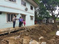 รองนายกเทศมนตรี ลงพื้นที่สำรวจการก่อสร้างผนังลำห้วยแม่สอด