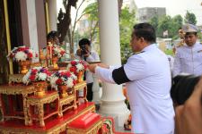 ดร.เทอดเกียรติ ชินสรนันท์ นายกเทศมนตรีนครแม่สอด เข้าร่วมพิธีวางพวงมาลา ในวันสมเด็จพระนเรศวรมหาราช