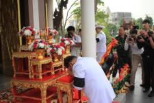 ดร.เทอดเกียรติ ชินสรนันท์ นายกเทศมนตรีนครแม่สอด เข้าร่วมพิธีวางพวงมาลา ในวันสมเด็จพระนเรศวรมหาราช