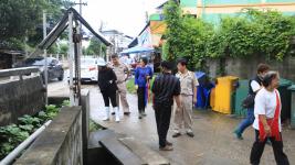 ทน.แม่สอด ลงพื้นที่เตรียมความพร้อมในการป้องกันปัญหาน้ำท่วมในเขตเทศบาล