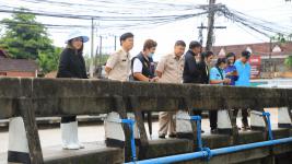 ทน.แม่สอด ลงพื้นที่เตรียมความพร้อมในการป้องกันปัญหาน้ำท่วมในเขตเทศบาล