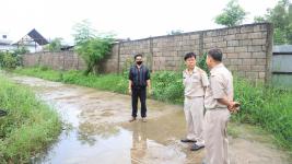 ทน.แม่สอด ลงพื้นที่เตรียมความพร้อมในการป้องกันปัญหาน้ำท่วมในเขตเทศบาล