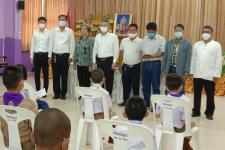 นายกเทศมนตรี มอบทุนการศึกษาแก่นักเรียนโรงเรียนในสังกัดเทศบาลนครแม่สอด