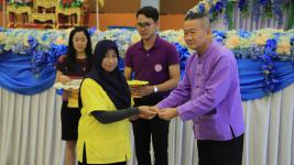 ทน.แม่สอด มอบเข็มผู้ผ่านการอบรมหลักสูตรวิชชาลัยสูงวัยนครแม่สอด รุ่นที่ 2