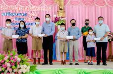 นายกเทศมนตรีมอบรองนายกฯ มอบทุนการศึกษาแก่นักเรียนโรงเรียนในสังกัดเทศบาลนครแม่สอด