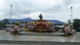 นายกเทศมนตรี มอบ รองนายกฯ ร่วมพิธีน้อมรำลึกเนื่องในวันคล้ายวันสวรรคตพระบาทสมเด็จพระจุลจอมเกล้าเจ้าอยู่หัว