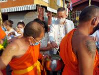 เทศบาลนครแม่สอด ร่วมจัดกิจกรรมบุญตักบตร และประพรมน้ำมนต์ ข้าวดอกไม้ เสริมสร้างสิริมงคลและขวัญกำลังใจให้แก่พุทธศาสนิกชนชาวอำเภอแม่สอด