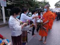 เทศบาลนครแม่สอด ร่วมจัดกิจกรรมบุญตักบตร และประพรมน้ำมนต์ ข้าวดอกไม้ เสริมสร้างสิริมงคลและขวัญกำลังใจให้แก่พุทธศาสนิกชนชาวอำเภอแม่สอด
