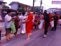 เทศบาลนครแม่สอด ร่วมจัดกิจกรรมบุญตักบตร และประพรมน้ำมนต์ ข้าวดอกไม้ เสริมสร้างสิริมงคลและขวัญกำลังใจให้แก่พุทธศาสนิกชนชาวอำเภอแม่สอด