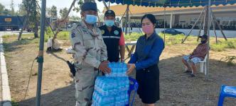 ทน.แม่สอด มอบน้ำดื่มแก่เจ้าหน้าที่บริเวณสะพานมิตรภาพไทย-เมียนมา แห่งที่ 2