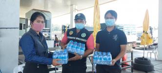 ทน.แม่สอด มอบน้ำดื่มแก่เจ้าหน้าที่บริเวณสะพานมิตรภาพไทย-เมียนมา แห่งที่ 2