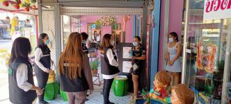 ทน.แม่สอด จัดประชุมคณะกรรมการศูนย์ปฏิบัติการควบคุมโรคเทศบาลนครแม่สอดและออกตรวจสถานประกอบการต่างๆและสถานศึกษาในเขตเทศบาล