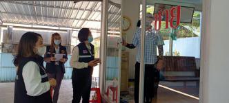 ทน.แม่สอด จัดประชุมคณะกรรมการศูนย์ปฏิบัติการควบคุมโรคเทศบาลนครแม่สอดและออกตรวจสถานประกอบการต่างๆและสถานศึกษาในเขตเทศบาล