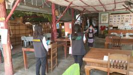 ทน.แม่สอด จัดประชุมคณะกรรมการศูนย์ปฏิบัติการควบคุมโรคเทศบาลนครแม่สอดและออกตรวจสถานประกอบการต่างๆและสถานศึกษาในเขตเทศบาล