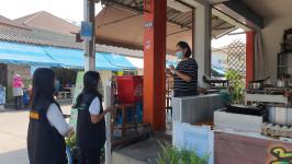 ทน.แม่สอด จัดประชุมคณะกรรมการศูนย์ปฏิบัติการควบคุมโรคเทศบาลนครแม่สอดและออกตรวจสถานประกอบการต่างๆและสถานศึกษาในเขตเทศบาล