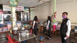 ทน.แม่สอด จัดประชุมคณะกรรมการศูนย์ปฏิบัติการควบคุมโรคเทศบาลนครแม่สอดและออกตรวจสถานประกอบการต่างๆและสถานศึกษาในเขตเทศบาล