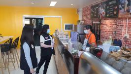 ทน.แม่สอด จัดประชุมคณะกรรมการศูนย์ปฏิบัติการควบคุมโรคเทศบาลนครแม่สอดและออกตรวจสถานประกอบการต่างๆและสถานศึกษาในเขตเทศบาล